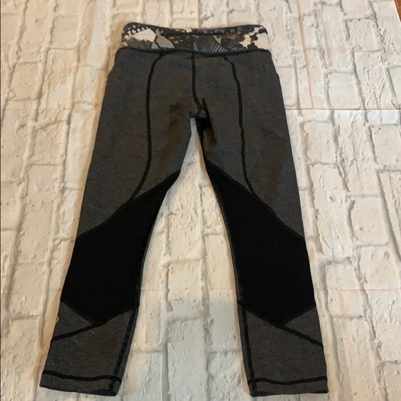 Lululemon grey cropped leggings sz 4. Like new. - Picture 6 of 6